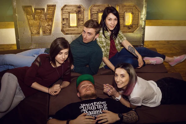 Grupp av vänner att ha roligt i en bar — Stockfoto