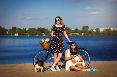 İki güzel kız sahilde Bisiklet ve Fransız buldozer