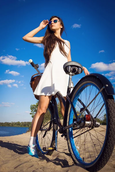 Mulher bonita na praia com bicicleta de cruzeiro — Fotografia de Stock