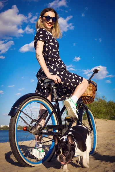 Mulher bonita na praia com bicicleta e bulldogs franceses — Fotografia de Stock