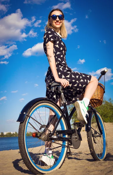 Mulher bonita na praia com bicicleta de cruzeiro — Fotografia de Stock