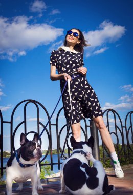 İki Fransız buldozer ile sahilde güzel genç kadın