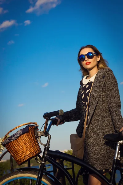 Mooie jonge vrouw aan het strand met cruiser fiets — Stockfoto