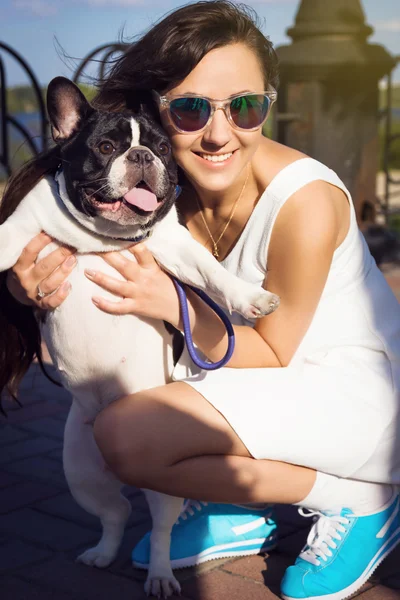 Mulher bonita na praia com bulldog francês — Fotografia de Stock