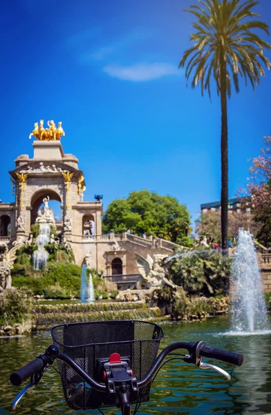 Jízdního kola před krásnou fontánu v Parc de la Ciutadella v Barceloně — Stock fotografie