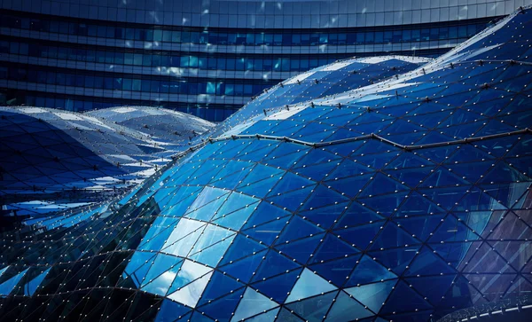 Niebieski dach w nowoczesnym budynku, wykonane ze szkła i stali — Zdjęcie stockowe