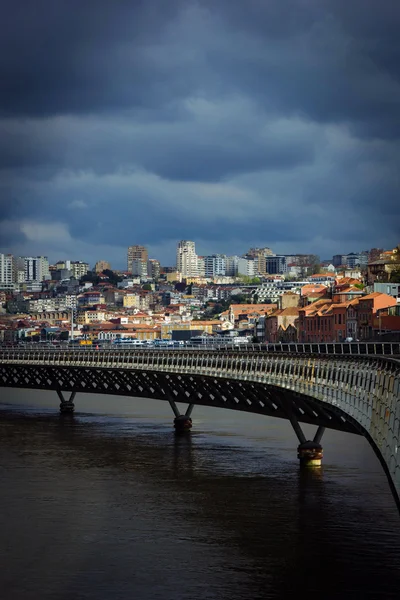 Weergave van Porto over de Position-rivier bij zonsondergang, Portugal — Stockfoto