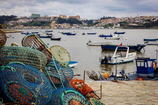 Armadilhas de pesca e barcos de pesca ancorados no Porto — Fotografia de Stock