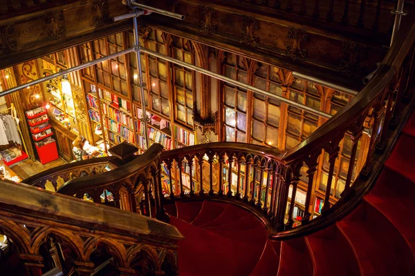 Escalera en la librería Lello & Irmao de Oporto — Foto de Stock