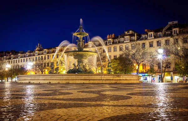 Fontein in Rossio plein Lissabon op moment van de nacht — Stockfoto