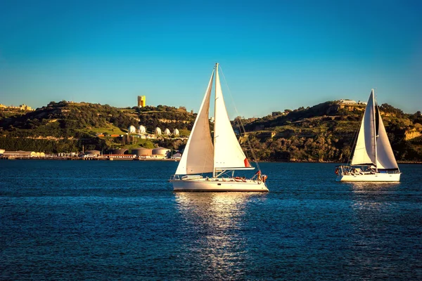 Zeilschip jachten met witte zeilen. Lissabon, Portugal — Stockfoto