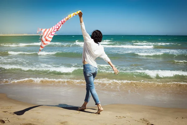 Hermosa chica con bufanda de colores en la playa —  Fotos de Stock