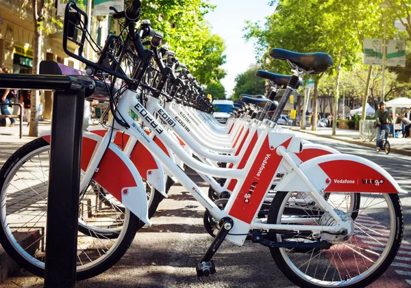 Openbaar vervoer fietsen Vodafone Bicing in Barcelona. — Stockfoto