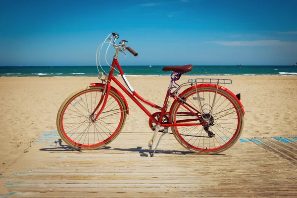 Retro bicicleta roja sobre hermoso fondo de playa — Foto de Stock