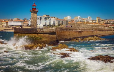 Porto, Portekiz Douro Nehri'nin ağzında eski deniz feneri ve granit iskelede