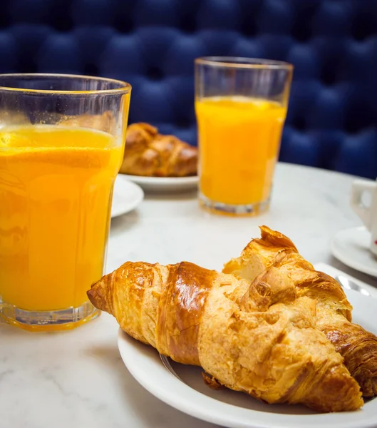 Pequeno-almoço com Croissant e Suco de Laranja — Fotografia de Stock
