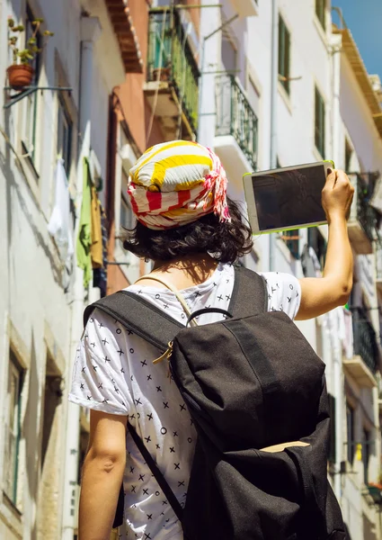 Gadis muda wisatawan memotret jalan tua dengan tablet — Stok Foto