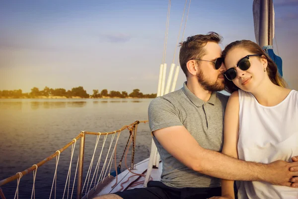 Couple souriant assis et parlant sur le pont du yacht — Photo