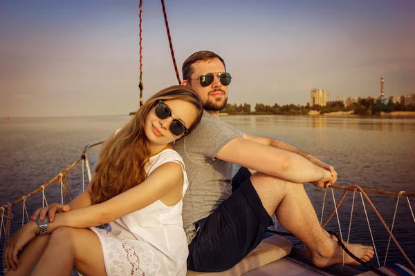 Couple souriant assis et parlant sur le pont du yacht — Photo