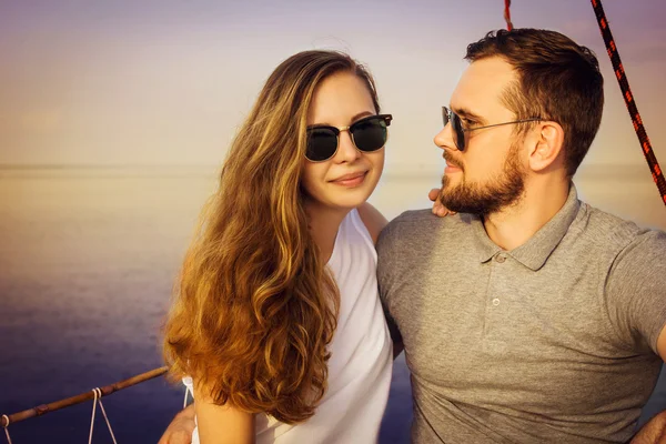 Ült és beszélt a hajó fedélzeten mosolygó pár — Stock Fotó