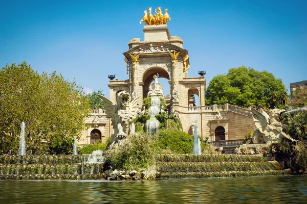 Hermosa fuente en el Parc de la Ciutadella de Barcelona — Foto de Stock