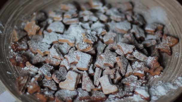 Peneirando açúcar em pó em biscoitos caseiros — Vídeo de Stock