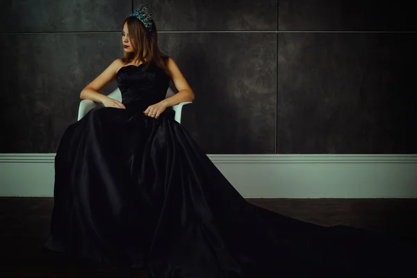 Divat a gyönyörű nő, hosszú, fekete ruhát és gyémánt korona — Stock Fotó