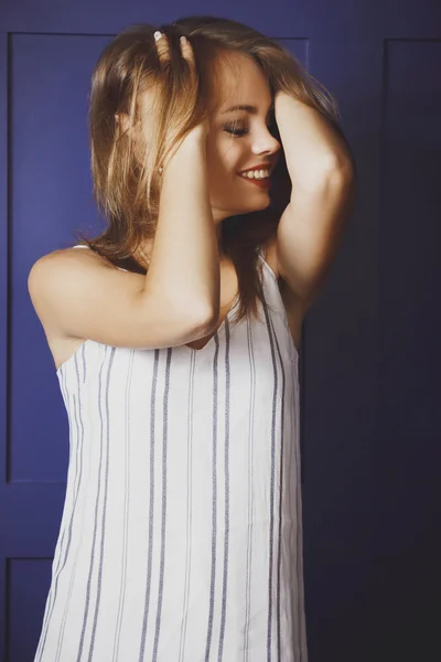 유행 복장에 젊은 감각적인 & 아름 다운 여자 — 스톡 사진