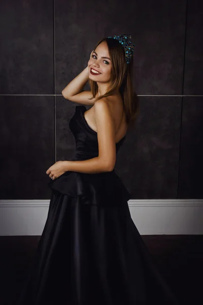 Modă femeie frumoasă în rochie neagră lungă și coroană de diamant — Fotografie, imagine de stoc
