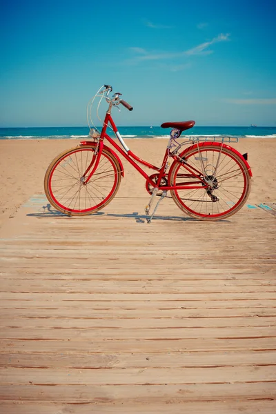 Güzel bir plaj arka plan üzerinde Retro kırmızı bisiklet — Stok fotoğraf