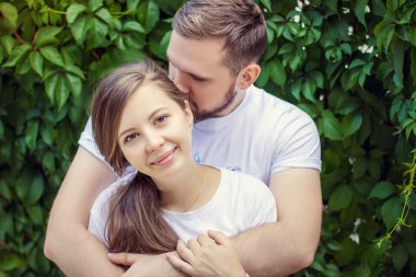 Sokağın ortasında poz Romantik Çift