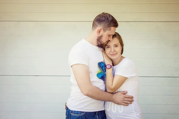 通りでポーズをとって妊娠中の妻とのロマンチックなカップル — ストック写真