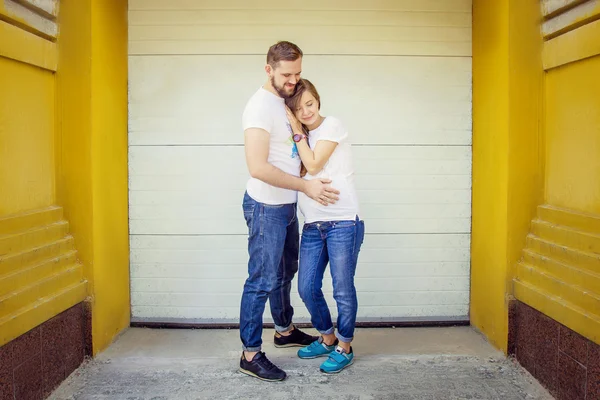 Romantic couple with pregnant wife posing in the street — Stock Photo, Image