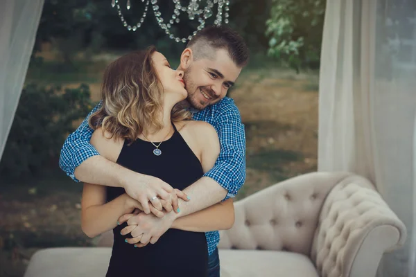 Hombre y mujer embarazada al aire libre — Foto de Stock