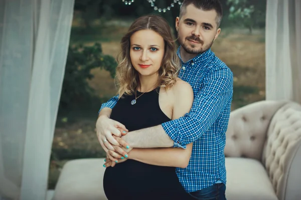 Hombre y mujer embarazada al aire libre — Foto de Stock