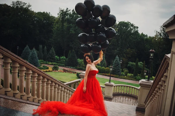 Чудова жінка в червоній сукні з чорними кульками — стокове фото
