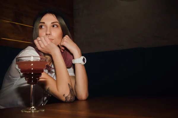 漂亮的女孩在酒吧里 — 图库照片