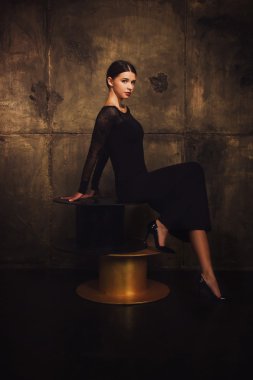 Studio genç şehvetli ve güzel bir kadın