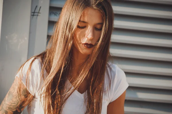 Retrato de mulher jovem com manchas solares — Fotografia de Stock