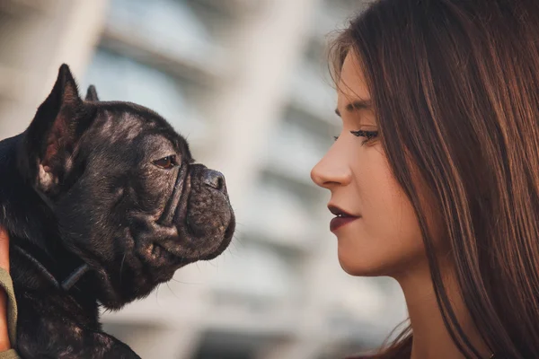 Portret de buldog negru și proprietarul său — Fotografie, imagine de stoc