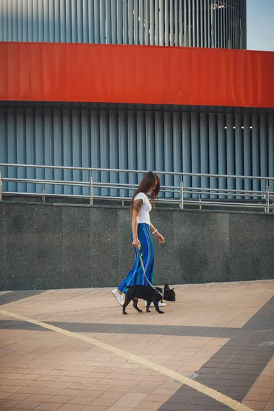 Belle femme avec bouledogue noir français chiot dans la rue — Photo