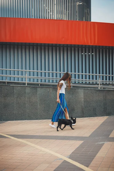 Belle femme avec bouledogue noir français chiot dans la rue — Photo