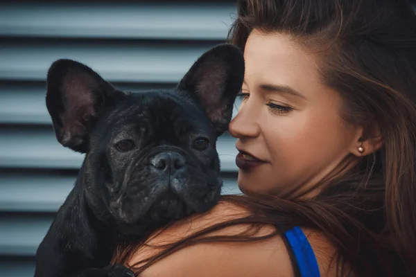 Portret de buldog negru și proprietarul său — Fotografie, imagine de stoc