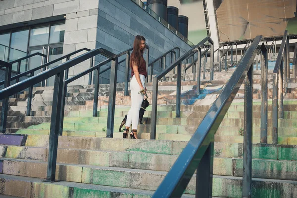 Belle femme avec bouledogue noir français chiot dans les escaliers — Photo