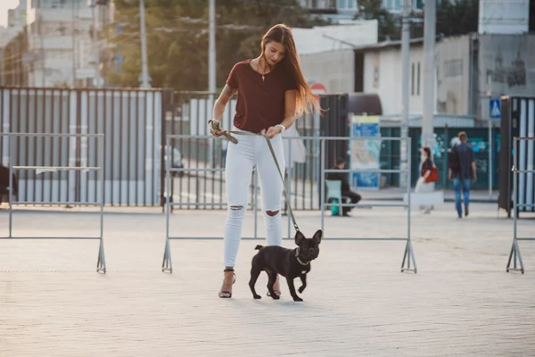 Femeie frumoasă cu cățeluș buldog francez negru pe stradă — Fotografie, imagine de stoc