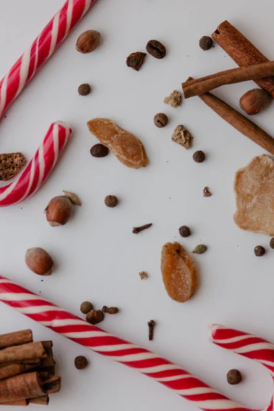 Piros Karácsonyi Csíkos Cukornád Fűszerek Fehér Alapon — Stock Fotó
