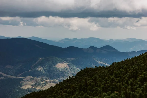 Bela Paisagem Nas Montanhas Dos Cárpatos — Fotografia de Stock