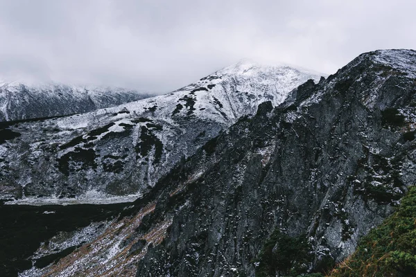 Красивые Снежные Скалы Карпатах — стоковое фото
