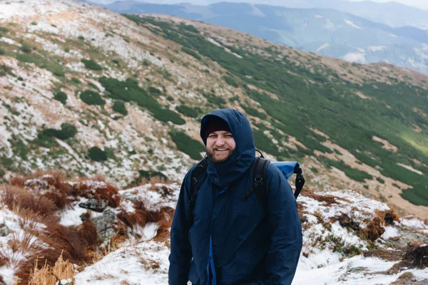 Hombre Sonriente Turista Caminando Las Montañas Los Cárpatos Ucrania —  Fotos de Stock