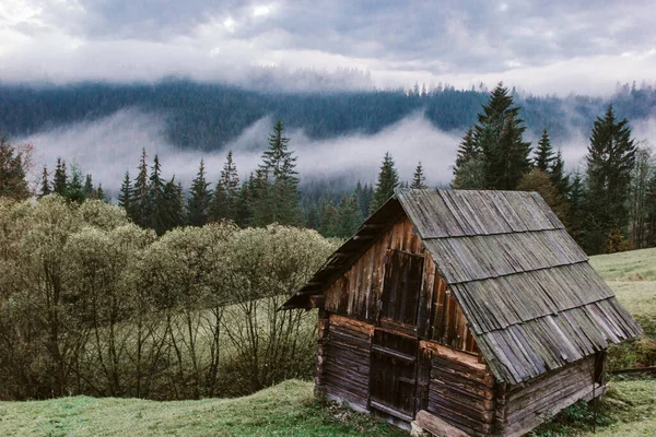 Schilderachtig Berglandschap Met Oud Houten Huis — Stockfoto